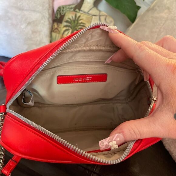 NINE WEST RED “PEETRA CAMERA BAG” QUILTED VEGAN CROSSBODY RED/SILVER CHAIN STRAP - Picture 5 of 9